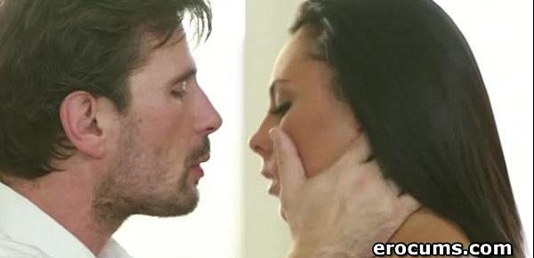  Gianna Nicole repays a good oral job with a BJ
